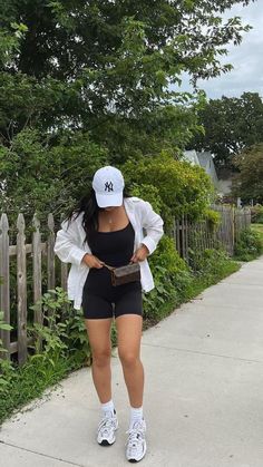 Disneyland Women Outfits, Theme Park Summer Outfit, Amusement Park Aesthetic Outfit, Disney Cruise Outfits For Women, Movie Outfit Ideas Casual, Cruise Outfits Black Women, Disney Cruise Outfits