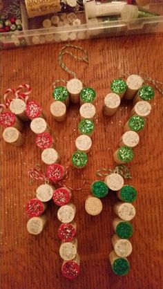 several wine corks are arranged in the shape of an x with green and red bows