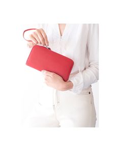 Medium wallet in the most stunning red #gaucha #gauchaleather #argentina #madeinargentina #leathergoods #smallbusiness #shoplocal #hispanicheritage #red #colorpop Kate Spade Crossbody, Red Leather, Leather Wallet, Red And Blue, Caramel, Color Pop