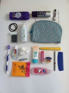 Emergency Kit For Girls, School Emergency Kit, School Hacks Diy, Late For School, Everyday Bag Essentials, Toothbrush And Toothpaste, School Bag Essentials, Backpack Essentials, Emergency Bag