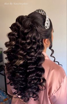 #hairstyles #quinceanera #quinceañerahair #quincehairstyle #quincehair Quinceanera Hairstyles Shoulder Length, Qencenera Hairstyles For Long Hair, Unique Quince Hairstyles, Hairstyles For 15 Party Hair Ideas, Qencenera Hair, Quinceanera Hairstyles Loose Curls, Quince Hair With Bangs, Hairstyle For Quince, Quinceanera Hairstyles With Bangs