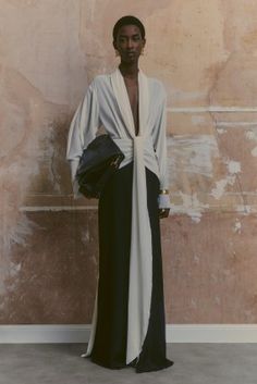 Victoria Beckham Resort 2024 [PHOTOS] White Couture, Resort 2024 Collection, Glamour Outfit, Resort 2024, Drape Gowns, Silk Gown, Clothing Details, Abayas Fashion, Style Crush