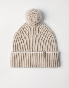 Cashmere rib knit beanie with pompom and monili Soft and cozy, the iconic yarn of the Brunello Cucinelli collections enriches this cashmere knit classic beanie. The monili embroidery provides a lively sparkling note with a feminine feel.