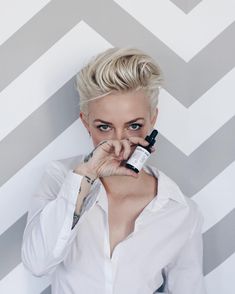 L’image contient peut-être : 1 personne Pixie Haircut Videos, Haircut Videos, Short Hair Back, Pixie Cuts For Fine Hair, Messy Pixie, Cuts For Fine Hair, Quiff Hairstyles, Messy Pixie Cuts, Short Grey Hair