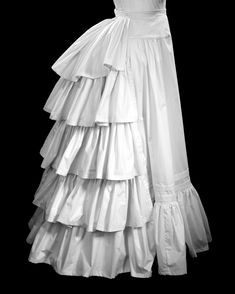 18th Dress, Victorian Details, Patron Vintage, Bustle Skirt, Historical Dress, Bustle Dress, Dress With Ruffles, Period Outfit, Century Clothing