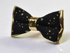 Welcome to OsunWorld! Item : Black Gold Stars Christmas Xmas Gold Leather Bow tie Condition: Hand Made - Brand New Color: Black and Gold Material:  Cotton Size : Bow tie Fits 0-12 month: Width:4.5cm* Length 8cm /1.77*3.15in 【Adjustable strap】 Bow tie Fits 1-6 Years Old: width 5cm*Length 9cm/ 1.97*3.50in【Adjustable strap】 Bow Tie Fits 7-14 Years Old width 5.5cm* Length 105mm/4.13*2.17in 【Adjustable strap】 Bow Tie Fits ADULT width 6.5cm* Length 120mm/4.72*2.56in 【Adjustable strap】 Package 1 Bow tie Due to the use of flash photography and monitor difference, there may be slight or no color variation of item described   Payment Payments options: ETSY PAYMENT   Shipping Product will be shipped within 24 Hours of receiving cleared payment. You will receive our confirmation email **Regular Post** Christmas Bow Tie, Bow Tie For Men, Leather Bow Tie, Tie For Men, Schwarz Gold, Mens Bow Ties, Leather Bows