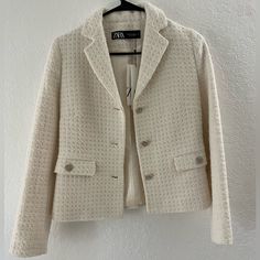 Size Xs Fitted White Tweed Blazer, Classic White Tweed Jacket For Work, White Tweed Jacket For Winter Formal Occasions, White Tweed Jacket For Formal Winter Occasions, Formal White Tweed Jacket For Winter, Elegant White Tweed Jacket For Fall, White Fitted Wool Tweed Jacket, Classic White Wool Tweed Jacket, Fitted White Wool Tweed Jacket