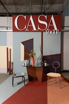 a chair and table in front of a sign that reads casa voce on it