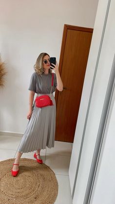 Look sapatilha veemelha, look saia cinza Crochet Skirt, Fashion Gallery, Work Outfits Women, Casual Style Outfits, Red Shoes, Black Skirt