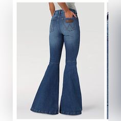 Nwt Wrangler Retro High Rise Trumpet Flare Green Jean 28 X 32 Selling For $90 On Wrangler.Com Now I Kept Too Long To Return Country Jeans, Retro Trousers, Flare Jeans Outfit, Country Clothes, Cute Cowgirl Outfits, Casual Country Outfits, Wide Legged Jeans, Clothing Wishlist, Flair Jeans