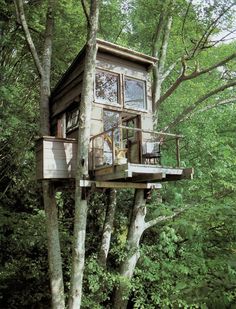 a tree house in the middle of some trees