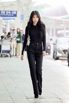 Kpop Airport Fashion, Airport Fashion Kpop, Smart Casual Wear, Oufits Casual, Icn Airport, Cold Weather Fashion, Classy Work Outfits, All Black Outfit, Kpop Fashion Outfits