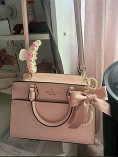 Kaye spade pink bag Pink Mk Bag, Kate Spade Purse Aesthetic, Kate Spade Bag Outfit, Christmas Handbag, Couch Bag, Lulu Bag, Kate Spade Purse Pink, My Style Bags, Luxury Bags Collection