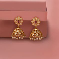 Luxury Yellow Gold Kundan Jhumkas, Unique Gold Jhumka Designs, Kundan Jhumka Earrings, Kundan Jhumka, Jhumka Designs, Bangles Jewelry Designs, Gold Jewelry Earrings, Kundan Earrings, Ethnic Outfits