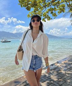 Hawaii Vibes Outfit, Summer Outfits Trendy 2024, Beachy Summer Outfits Casual, Beach Simple Outfit, White Shirt Beach Outfit, Goa Looks For Women, Beachy Outfits Casual, Goa Outfits Beach, Goa Fits