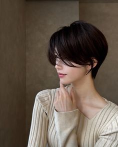 Nymcfly Haircut, Japanese Pixie Cut, Sleek Bob Haircut, Asian Pixie Cut, Asian Pixie, Men Embracing, Pretty Hair Cuts, Shortish Hair, Japanese Short Hair