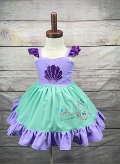 Haz realidad los sueños de tu pequeña con este encantador vestido inspirado en sirenas, inspirado en Ariel de "La Sirenita". Este vestido es la opción perfecta para cumpleaños y hará que tu niña se sienta como una verdadera princesa en su día especial. Con delicados volantes en los hombros y en el bajo de la falda, este vestido derrocha elegancia y encanto. Los detalles con volantes añaden un toque de fantasía, realzando el atractivo mágico del vestido. Tenga en cuenta que el tutú que se muestra en la foto no está incluido con el vestido. Se ha añadido debajo para una mejor presentación. Estamos orgullosos de la artesanía de nuestras prendas, y cada vestido está hecho con amor y atención al detalle. Debido a esta dedicación, el tiempo de producción de este vestido es de 3 a 5 días. Sin emb Green Mermaid Hem Dress, Fitted Sleeveless Mermaid Dress For Pageant, Princess Style Fitted Twirl Dress For Dress-up, Green Fitted Mermaid Dress, Fitted Mermaid Dress For Pageant, Fitted Mermaid Dress With Mermaid Hem For Pageant, Fitted Mermaid Dress For Pageants, Fitted Fairy Dress With Ruffles For Pageant, Fitted Ruffles Fairy Dress For Pageant