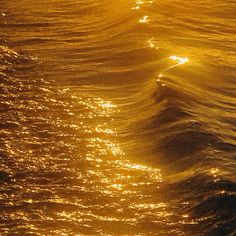 the sun shines brightly in the water as it reflects on the surface of the ocean