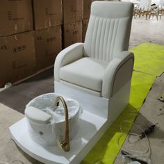 White Pedicure Chair AG1087-1 - Yoocellbeauty Beauty Bar Decor, Pedicure Chair Ideas, White Pedicure, Nail Pedicure, Nail Salon Equipment, Pedicure Bowls, Tech Room, Pedicure Station, Nail Salon Furniture