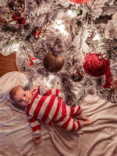 The best gifts in life are free, just kidding... he was really expensive bc we didn’t hit our deductible yet. Christmas Photo Baby, Baby Photo Christmas, Baby Christmas Photoshoot, Natal Baby, Newborn Christmas Pictures, Baby Christmas Photography, Newborn Christmas Photos