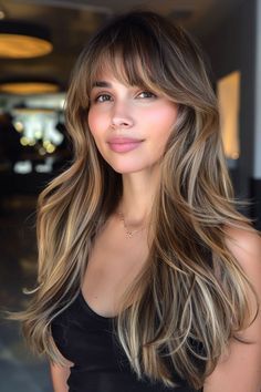 Light Brown Hair With Bangs, Brown Hair With Bangs, Layered Hair With Bangs, Medium Layered Haircuts, Hair With Bangs, Christmas Hairstyles, Long Light, Auburn Hair