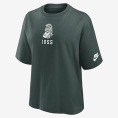 This Legacy Established Boxy T-Shirt helps you support the Michigan State Spartans with retro team details. Its soft cotton fabric delivers a comfortable feel on game day. Nike Retro T-shirt With Letter Print, Retro Nike T-shirt With Letter Print, Nike Graphic Print T-shirt For Game Day, Nike Crew Neck Tops For Football Season, Nike Casual T-shirt For Fan Gear, Nike Casual T-shirt For Fans, Nike Tops With Graphic Print For Football Season, Nike Collegiate Graphic T-shirt, Nike Collegiate Graphic Print T-shirt