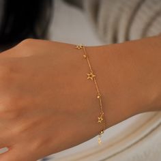 Der Charme eines Sterns geformt auf der minimalistischen Kette! Dieses minimalistische Sternarmband aus 14K solidem Gold ist ultraleicht und bequem dank der Herstellung des Plattenausschnitts. Dieses Armband ist ein tolles Geschenk für jede Situation. Geeignet für den täglichen Gebrauch. Eine perfekte Schmuckauswahl für alle, die einen minimalen und eleganten Stil bevorzugen. Mehr über meinen Shop erfährst du unter: https://etsy.me/3M2bjEd PRODUKTDETAILS * Material: 14K Solid Gold (echtes massiv Gold, kein gold-filled oder vergoldetes Material) * Auswahl der Goldfarbe: Gelbgold, Roségold, Weißgold * Armband Länge: 18cm (Verlängerungskette 1,6cm) (Wenn Sie mehr benötigen, kontaktieren Sie uns bitte) * Verstellbares Verlängerungskettchen * Stern Durchmesser: 7 mm * Verschluss: Federring * Ke Minimal Gold Bracelet, Minimalist Chain, Minimal Gold, Armband Gold, Solid Gold Bracelet, Gold Chain Design, Ring Chain, Gold Armband, Gold Ring Designs