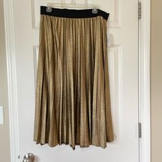 Pleated Skirt Gold Skirt Maxi Skirt Size L Flared Skirt With Elastic Waistband For Night Out, Elastic Long Skirt For Night Out, Long Skirt With Elastic Waistband For Night Out, Chic Gold Flared Skirt, Long Pleated Skirt For Night Out, Chic Gold Pleated Skirt, Gold Chic Midi Skirt, Chic Gold Midi Skirt, Party Maxi Skirt With Elastic Waistband In Relaxed Fit