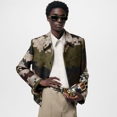 LOUIS VUITTON® - James Shaker Gold - Khaki 2024 Runway, Reversible Belt, Louis Vuitton Official, Pharrell Williams, Color Dorado, Gold Collection, Mens Spring, Edgy Outfits, Primavera Estate