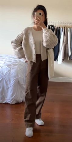 Skandinavian Fashion, Casual College Outfits, Uni Outfits, Cold Outfits, Casual Day Outfits, Brown Pants, Mode Inspo, Beauty And Fashion, 가을 패션