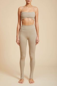 Prima ballerina, but make it Process. Live out your ballerina fantasies in our ballet-inspired leggings. Featuring a high waist and stirrup foot, this piece sticks with you from pirouettes to city strolls, capturing the spirit of dance and a hint of adagio in every movement.