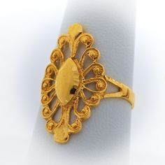 Anillo de mujer de oro 10k tipo almendra Este elegante anillo de mujer está elaborado en oro 10k de color amarillo y tiene un diseño tipo almendra grande que atrae las miradas. Su tamaño es ideal para ser lucido en los dedos índice o del medio, ya que es lo suficientemente largo para destacar en cualquier mano. Diseño delicado La pieza cuenta con un delicado calado que le añade un toque de sofisticación y belleza, lo que lo convierte en una joya perfecta para una ocasión especial o para compleme Woman Ring, 10k Gold Ring, Sell Gold, Beautiful Ring, Sell Items, 10k Gold, Gold And Silver, Beautiful Rings, Gold Ring