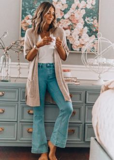 Instagram Outfits + | Cella Jane Wide Leg Jean Outfits, Flare Jeans Outfit, Jeans Trend, Jeans Outfit Fall, Look Jean, Mode Hippie, Estilo Hippie, Mode Boho