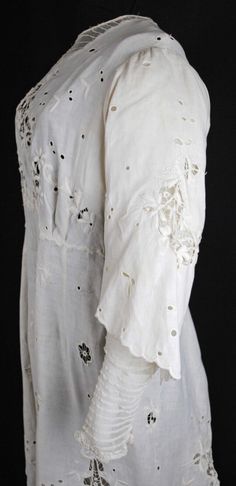 EDWARDIAN CUTWORK WHITEWORK LINEN DRESS, 1912 | eBay Elegant Linen Dresses With Broderie Anglaise, White Fitted Dress With Cutwork, Fitted White Dress With Cutwork, White Fitted Cutwork Dress, White Cutwork Dress For Wedding, Victorian Broderie Anglaise Dresses For Daywear, Daywear Linen Dress With Broderie Anglaise, Vintage White Linen Dresses, Linen Dress With Broderie Anglaise For Daywear