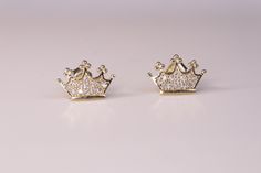 10K Yellow Gold Princess Queen Crown Earrings / Cubic Zirconia Small Earrings / Quince Anos Birthday Gift / Heavue / Style 1 * Metal : 10k Gold * Condition : Brand New * Finish : Polished * Avg Weight:  1.65g * Gemstone: Cubic Zirconia RETURNS & EXCHANGES I gladly accept returns, exchanges, and cancellations Contact me within: 3 days of delivery Ship items back within: 7 days of delivery Request a cancellation within: 24 hours of purchase The following items can't be returned or exchanged Becaus Gold Crown Design Earrings As Gift, Gold Crown Design Earrings For Gift, Gold Earrings With Crown Design For Gift, Round Cubic Zirconia Earrings For Birthday, Crown Earrings, Queen Crown, Quince, Small Earrings, Rings Statement