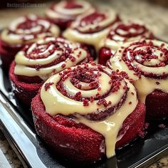 Red Velvet Cinnamon Rolls With Cream Cheese Frosting, Cinnamon Bun Donuts Baked, Red Velvet Honey Bun Cake, Red Velvet Muffins Recipe, Red Velvet Cinnamon Rolls Recipe, Tiktok Cinnamon Rolls, Red Velvet Cinnamon Rolls, Brunch Casseroles, Red Velvet Muffins