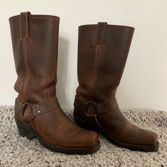 Very Gently Worn Beautiful Frye Harness Boots. Vintage Brown Rugged Moto Boots With Round Toe, Brown Moc Toe Moto Boots With Leather Sole, Brown Moc Toe Moto Boots With Leather Footbed, Rustic Brown Oiled Leather Boots, Brown Moto Boots With Reinforced Heel And Plain Toe, Brown Rugged Moc Toe Moto Boots, Brown Moto Boots With Reinforced Heel, Brown Rugged Moto Boots With Moc Toe, Rugged Brown Moc Toe Moto Boots