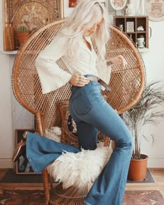 2017 is all about 70's fashion! We love the flaired sleeves and flaired pants!! Chique Outfit, Fashion 70s, Mode Hippie, 70s Inspired Fashion, 70s Outfits, Estilo Hippie, Bohemian Hairstyles, Mode Boho, Bohol