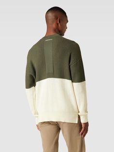 Emporio Armani Gebreide Pullover Met Ronde Hals Gebreide herenpullover van Emporio Armani. Scheerwolmix met katoengehalte. Recht model. Ronde hals. Two-tone-stijl. Verbrede schouders. Ruglengte bij maat M: 70 cm. Mouwlengte bij maat M: 57 cm. 67% Scheerwol, 31% Katoen, 1% Elastaan, 1% Polyamide. Colour Block, Emporio Armani, Color Blocking, Two Tone, Mens Shirts, Range, Van