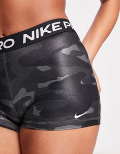 Shorts från Nike Training Träningen är igång Hög midja Elastiskt resårband i midjan Bodycon-passform Cute Nike Outfits, Nike Pro Women, Nike Pro Shorts, Nike Training, Cute Preppy Outfits, Performance Leggings, Shorts Nike, Black Camo, Cute Simple Outfits