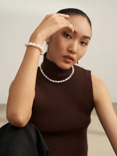 Lady wearing baroque freshwater pearl bracelet with S925 silver gold vermeil clasp Chic Minimalista, Silver Bead Earrings, Buckle Bracelet, Baroque Fashion, Vintage Lover, Pearl Color, Recycled Sterling Silver, Crystal Pearls, Baroque Pearls