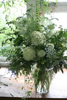 Green Flower Arrangements, Green Floral Arrangements, Midsummer Flowers, Erin Benzakein, Floret Flowers, Hydrangea Flower Arrangements, Arreglos Ikebana, White Floral Arrangements