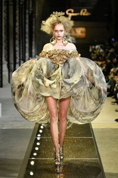 Baroque Fashion Runway, Marie Antoinette Runway, Marie Antoinette Inspired Fashion, Rococo Fashion Runway, Baroque Era Fashion, Modern Marie Antoinette Fashion, Baroque Dress Modern, Modern Baroque Fashion, Modern Rococo Fashion