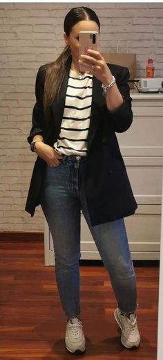 Black Jeans Business Outfit, Fall Fashion 2024 Women 30s, Blazer Office Outfits Women, Blazers For Women Outfits Casual, Office Jeans Outfit, Outfits Con Jeans Y Tenis, Jeans Office Outfit, Jeans Outfit Fall Casual, Jeans Blazer Outfit