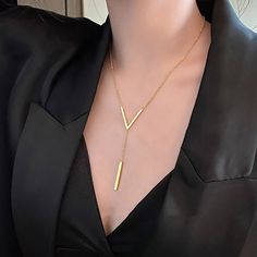 Gold Jewelry V Neck, Gold Necklace V Shape, Necklaces For Vneck, Design Moda, Bar Pendant Necklace, Long Chain Necklace, Neck Chain, Trendy Necklaces, Bar Pendant