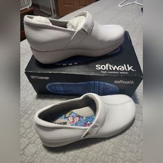 Never Worn Grey's Anatomy Softwalk White Nursing Size 6 Shoes. White Nursing Shoes, Nursing Shoes, Grey's Anatomy, Greys Anatomy, Mule Clogs, Mules Shoes, Nursing, Anatomy, Clogs