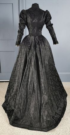 Victorian Couture, 18th Century Dresses, Clover Leaves, 19th Century Women, 1900 Fashion, Tea Gown, Tight Dress Outfit, All Over Design