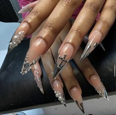 Crome Nails Stilleto, Stiletto Nails Aesthetic, Silver Stiletto Nails, Fanart Spicy, Nails January, Old Money Nails, January Nail, January Nail Designs, Money Nails