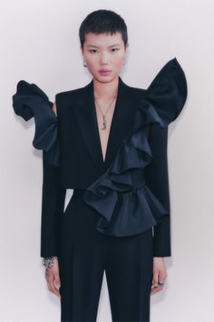 Alexander Mcqueen Resort, Ruffle Jacket, Woman Suit Fashion, Fashion Inspiration Design, Blazer Fashion, Suit Fashion, العناية بالشعر, Suits For Women