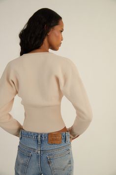 Un mélange de tricot Milano épais et confortable de coton et de soie luxueux, ce pull cardigan ajoute du volume aux épaules et resserre la taille et sera certainement votre incontournable ce printemps. Nous vous mettons au défi de ne pas le porter tous les jours.         DISPONIBLE EN PRÉ-COMMANDE   Période d'expédition : 25 septembre 2023 - 29 septembre 2023     Orseund Iris propose une politique d'échange et de retour de 7 jours pour tous les articles, à l'exception des pièces en vente finale Fitted Beige Cardigan With Ribbed Cuffs, Fitted Long Sleeve Cardigan In Neutral Color, Neutral Fitted Long Sleeve Cardigan, Fitted Long Sleeve Neutral Cardigan, Chic Beige Cropped Sweater For Spring, Fitted Ribbed Beige Cardigan, Fitted Beige Cropped Sweater Chic Style, Beige Ribbed Cuffs Cardigan For Spring, Chic Cream Sweater With Ribbed Cuffs